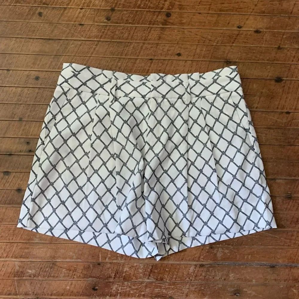 Banana Republic high waisted 80’s royalcore black & white shorts
